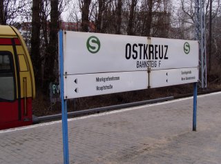 Oskreuz, Schild am Bahnsteig F